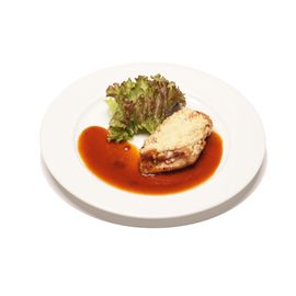 Gratinovaný kuřecí steak italskou slaninou a sýrem Gran Moravia, omáčka demi glace